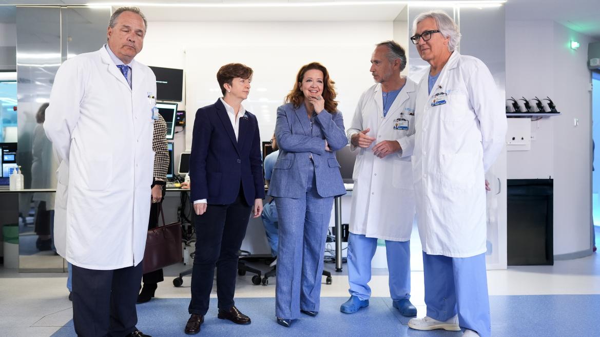 La consejera Fátima Matute durante su visita al Área de Cardiología Intervencionista del Hospital Clínico San Carlos