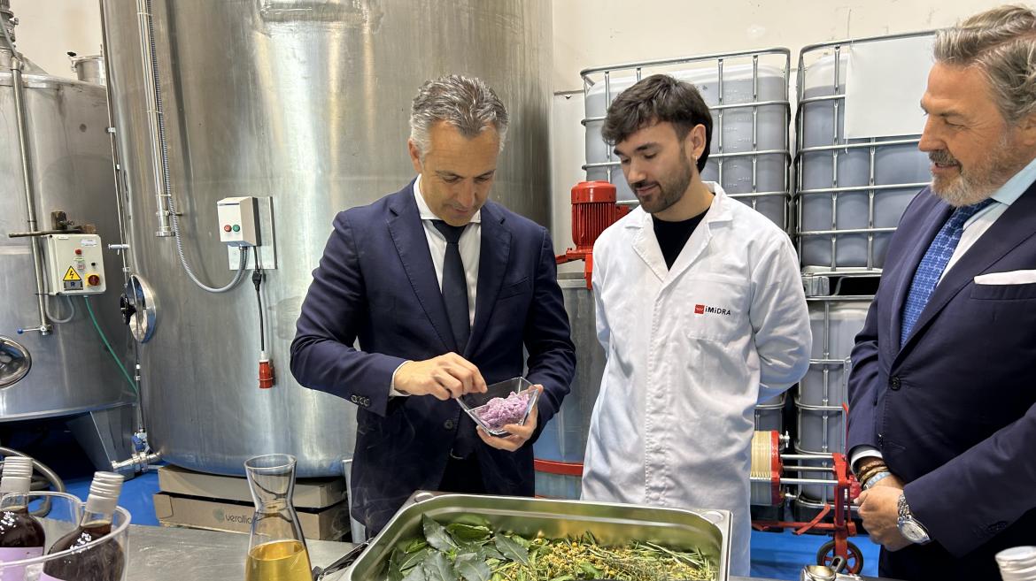 Novillo visita la fábrica de Licores Trampero El consejero Carlos Novillo durante la presentación del nuevo Vermú Ahumado de Violetas de Madrid
