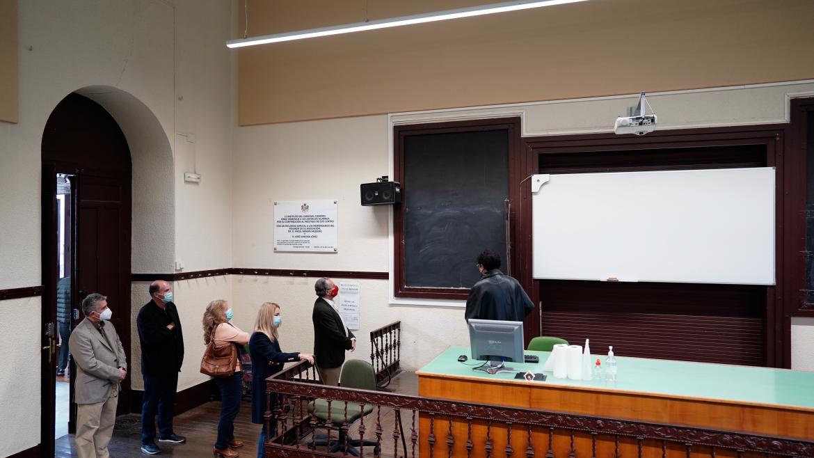 Enrique Ossorio observa una de las aulas del IES Cardenal Cisneros de Madrid. La Comunidad de Madrid solicita la retirada del Real Decreto de Evaluación, Promoción y Titulación de ESO y Bachillerato por incumplir los plazos