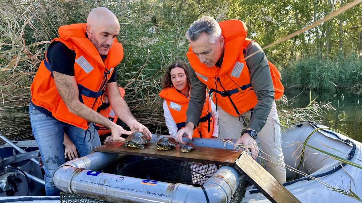 El consejero Carlos Novillo durante su visita a la laguna de El Campillo
