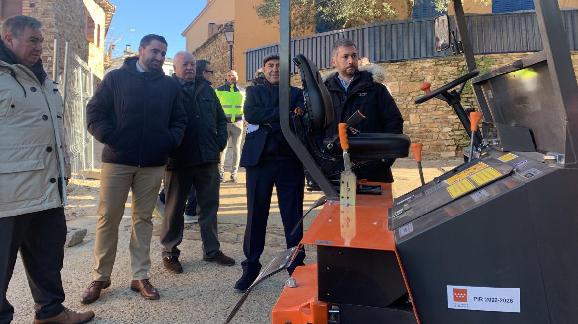 El consejero Miguel Ángel García Martín durante su visita a Berzosa del Lozoya