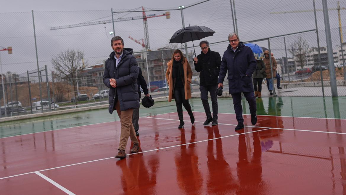 El consejero Miguel Ángel García Martín durante su visita en Navalcarnero a la Ciudad Deportiva Ángel Carrizo
