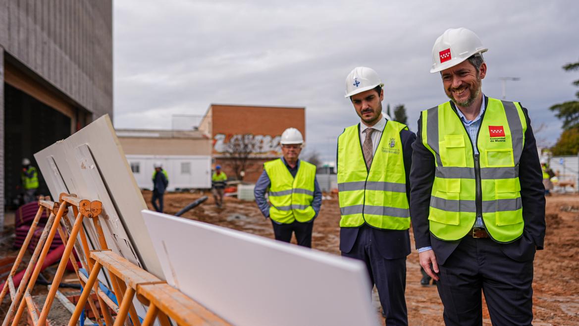 El consejero Miguel Ángel García Martín durante su visita a Torrejón de Ardoz