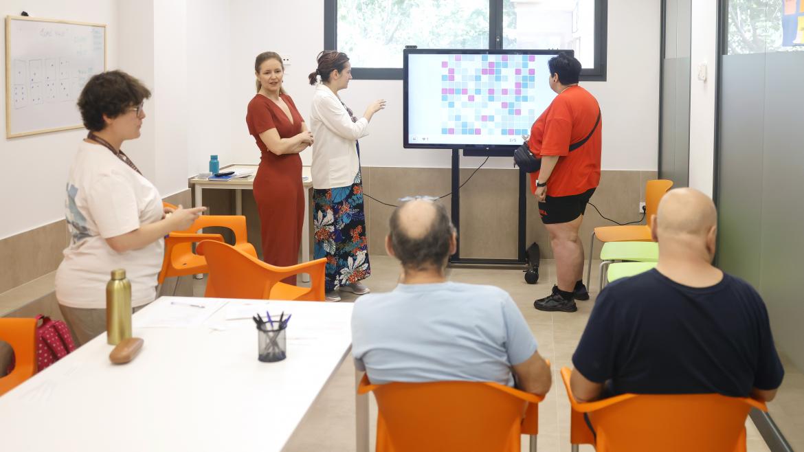 La consejera Ana Dávila durante su visita al nuevo Centro público de Rehabilitación Psicosocial en San Blas Canillejas