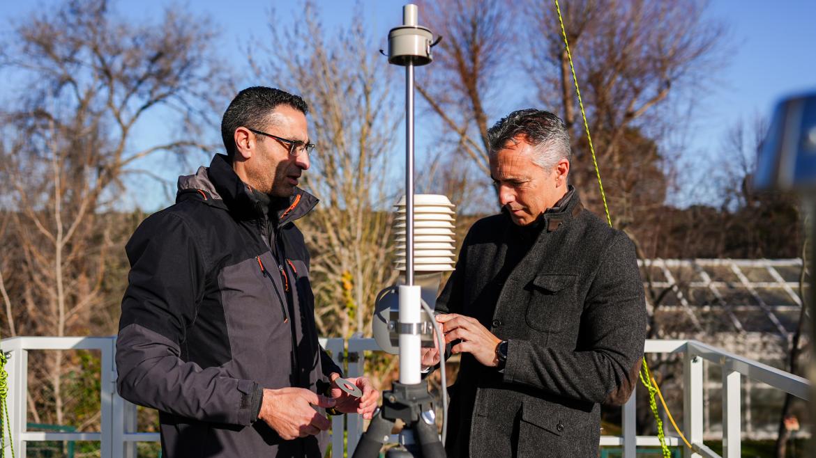 El consejero Carlos Novillo durante su visita a una estación de medición atmosférica 