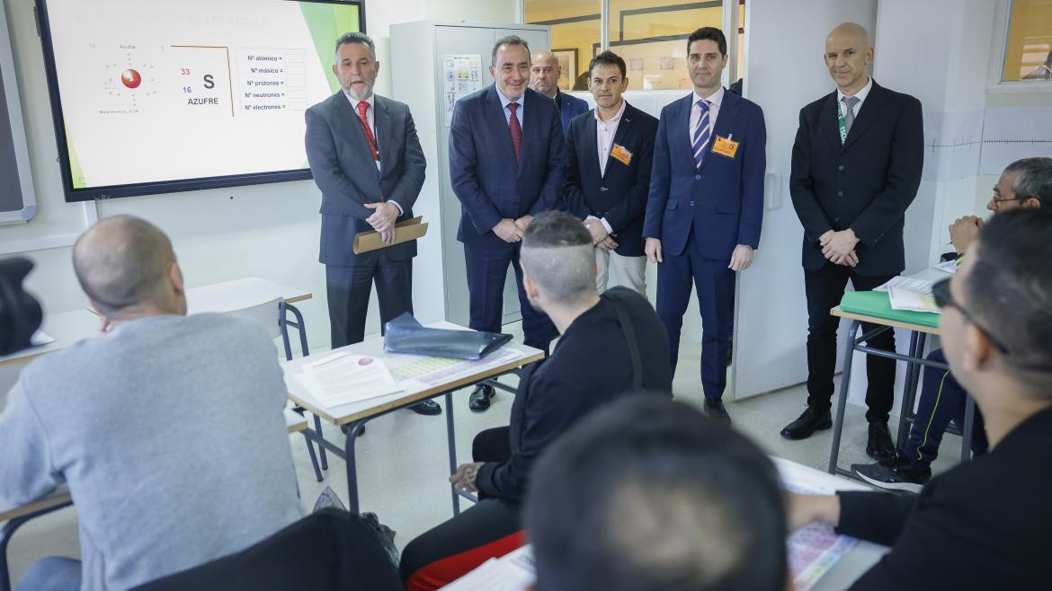 El consejero Emilio Viciana durante su visita al Centro de Educación de Personas Adultas en la prisión de Estremera