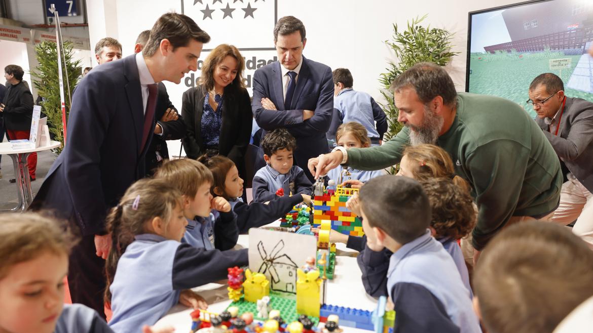 El consejero Emilio Viciana durante su visita a Aula y la Feria Madrid es Ciencia