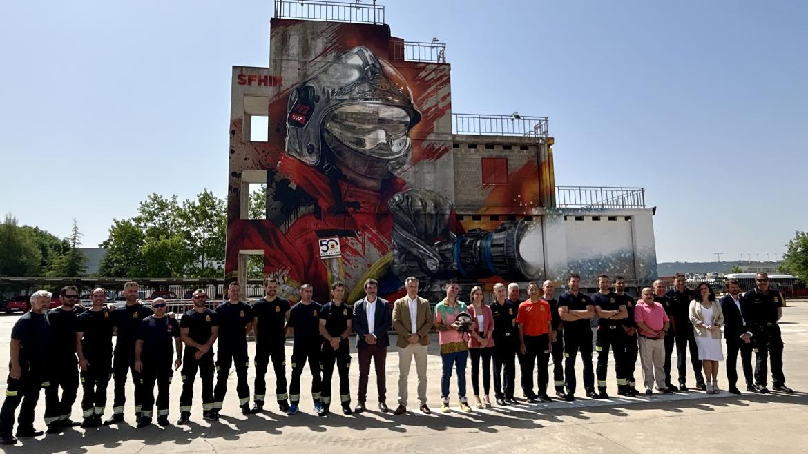 Novillo descubre un mural conmemorativo por el 50 aniversario del Parque de Bomberos de Alcalá de Henares El consejero Carlos Novillo durante el descubrimiento del mural