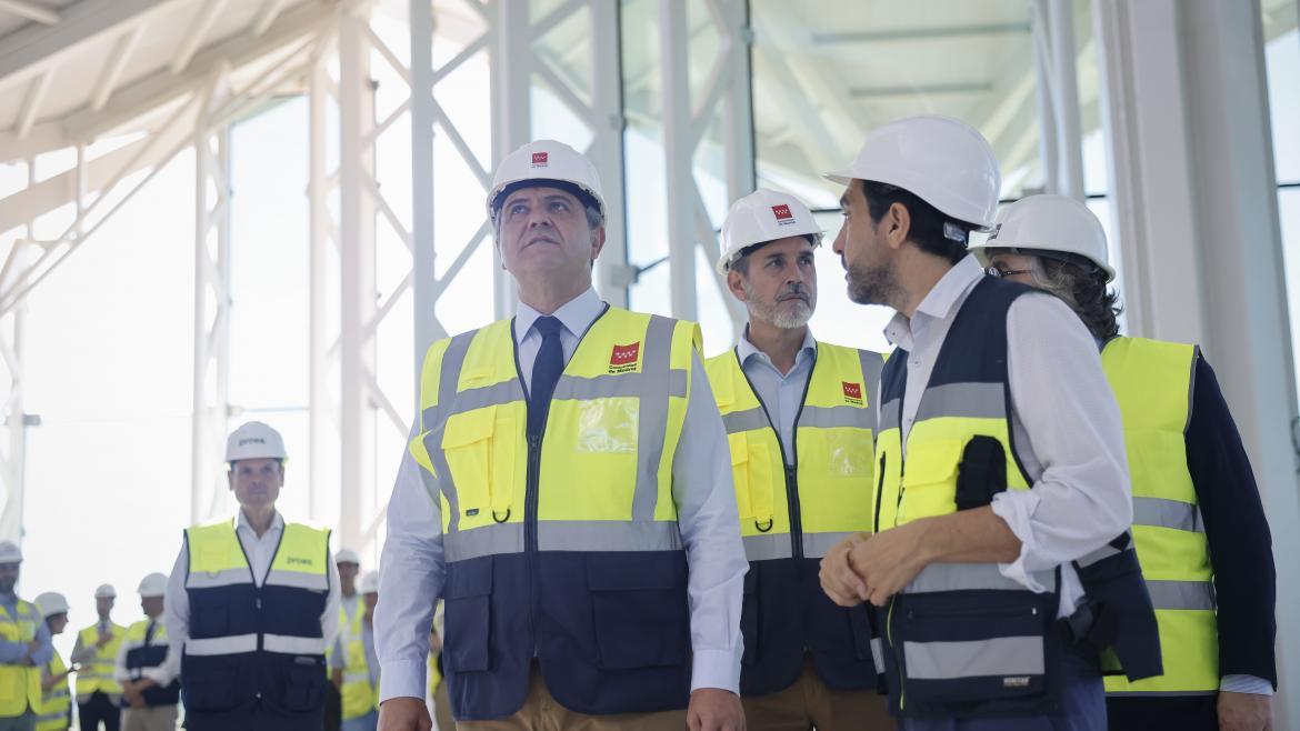 Rodrigo visita las obras del nuevo intercambiador de transportes de Valdebebas El consejero Jorge Rodrigo en el nuevo intercambiador de transportes de Valdebebas
