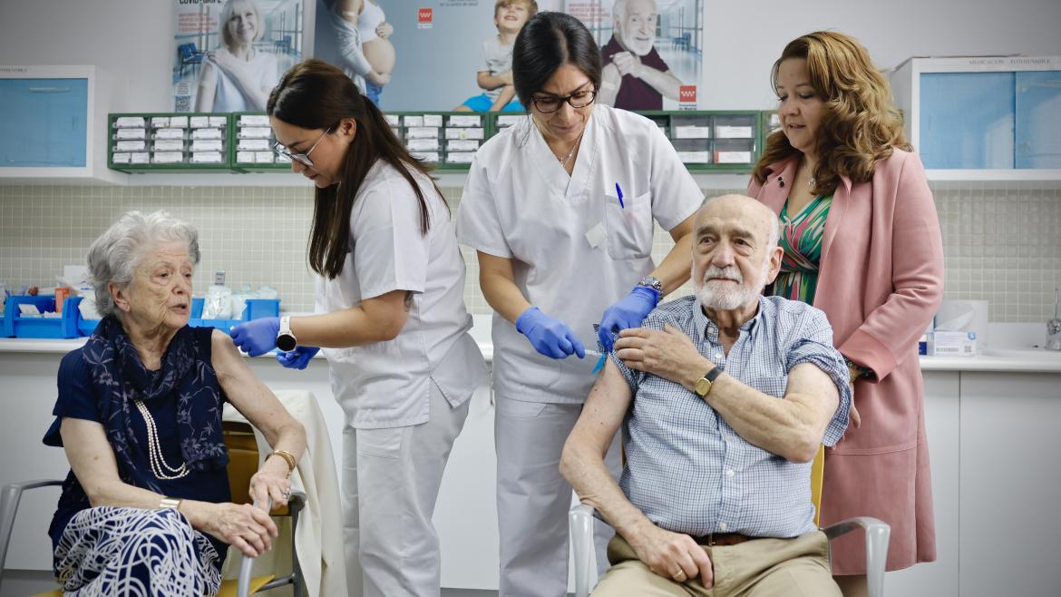 La consejera Fátima Matute durante su visita a una consulta de Enfermería del Centro de Salud Somosaguas en Pozuelo de Alarcón
