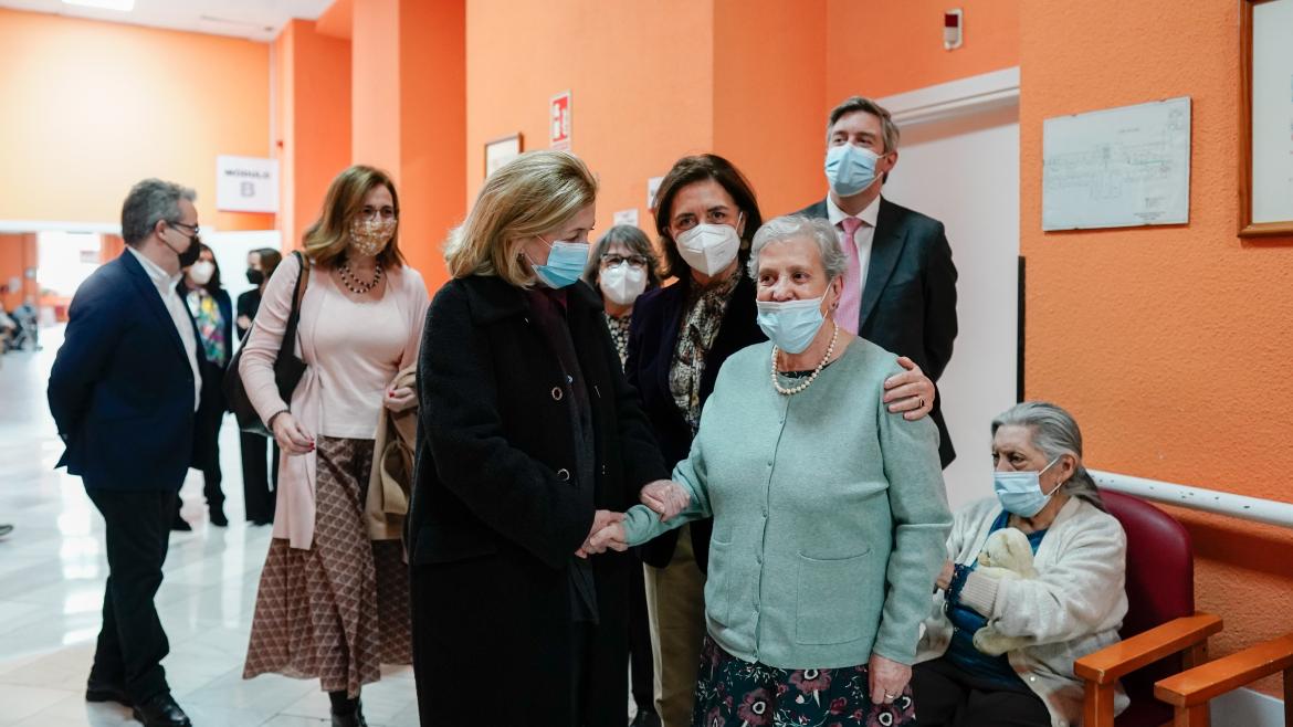 La Comunidad de Madrid cuenta con 52.000 plazas de atención especializada en cerca de 500 residencias de mayores Concepción Dancausa conversa con una de las residentes