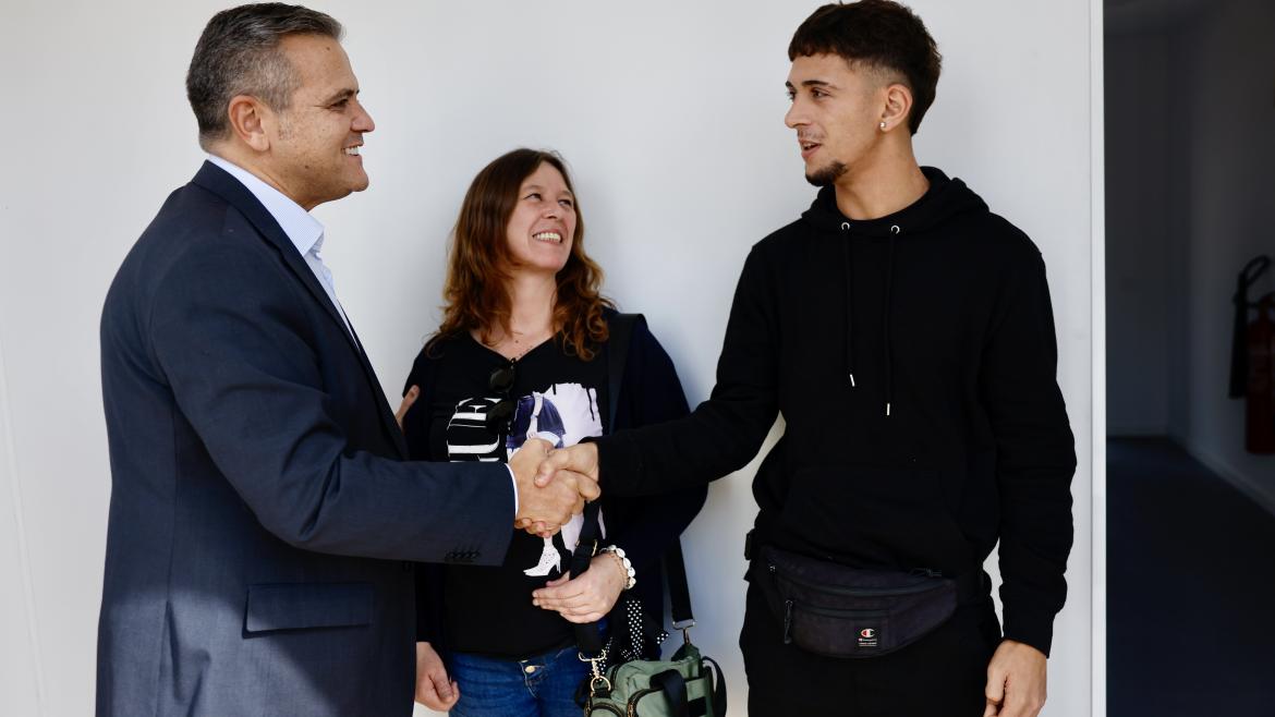 El consejero Jorge Rodrigo durante la entrega de las llaves de 78 nuevas viviendas del Plan Vive en Getafe