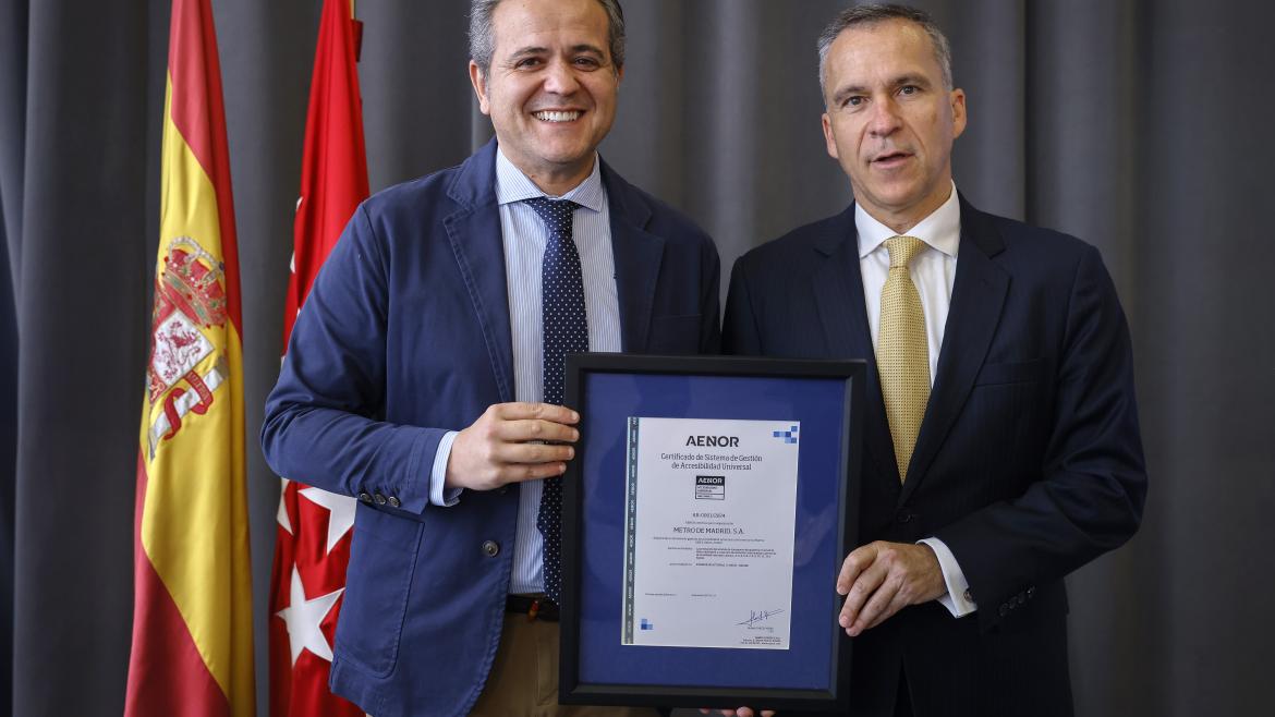 Imagen del artículo La Comunidad de Madrid recibe la certificación de AENOR en reconocimiento al compromiso de Metro con la accesibilidad universal