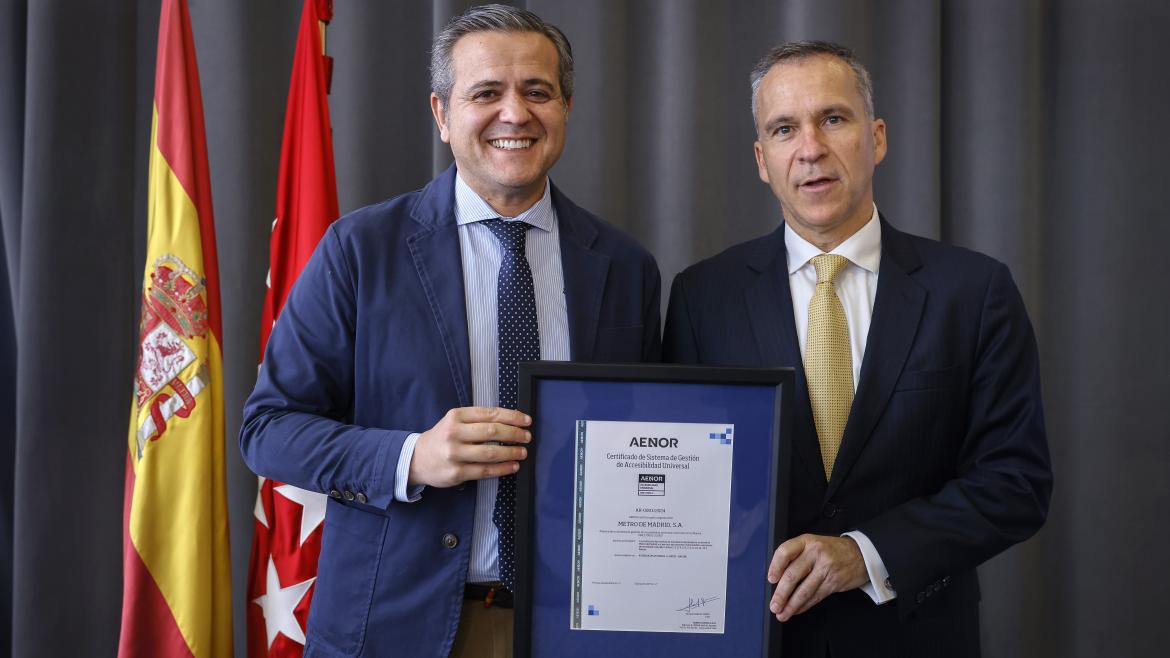 El consejero Jorge Rodrigo recibiendo la certificación de AENOR en reconocimiento a Metro 