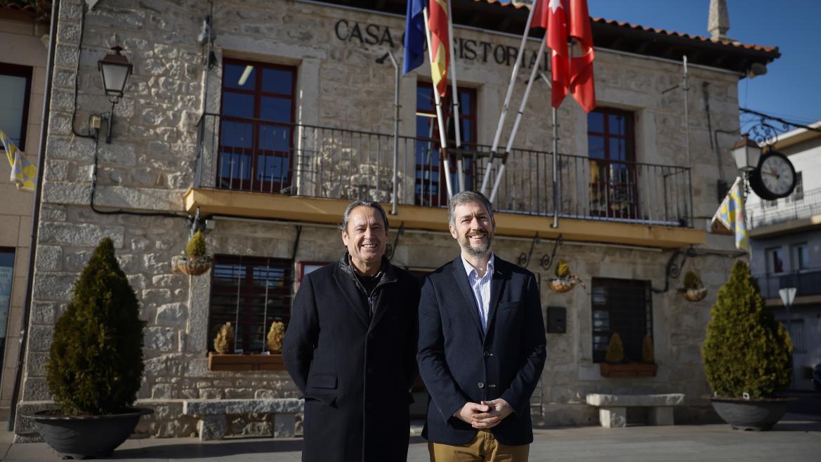 El consejero Miguel Ángel García Martín durante su visita a El Berrueco