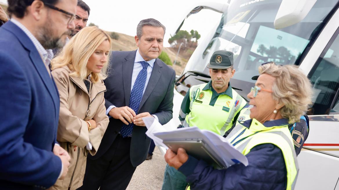 El consejero Jorge Rodrigo durante la inspección del transporte escolar junto al IES Virgen de la Paz de Alcobendas