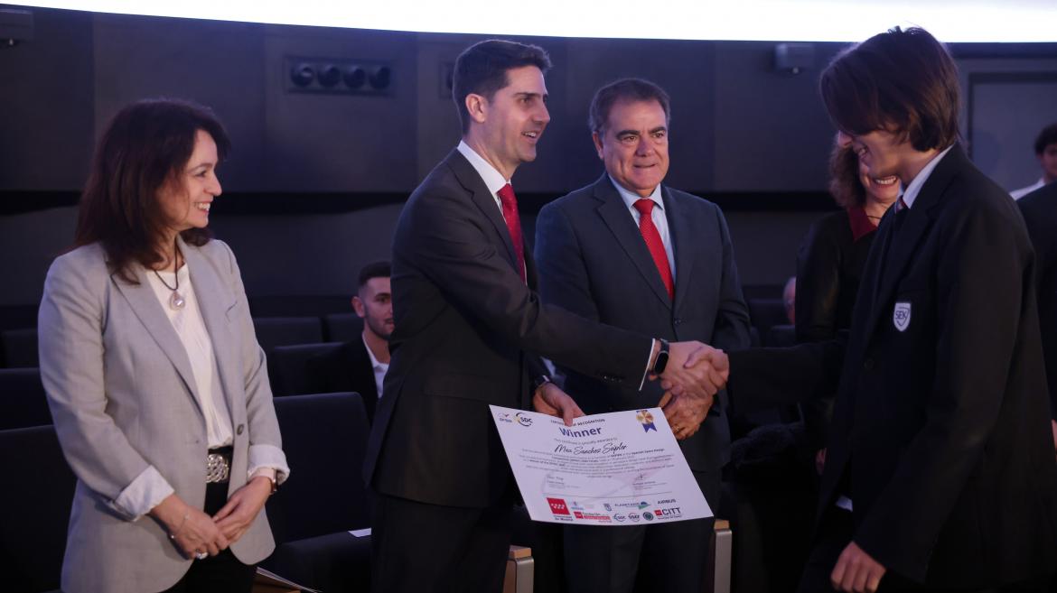 El consejero Emilio Viciana en la entrega de diplomas a los ganadores de la Spanish Space Design Competition 2025