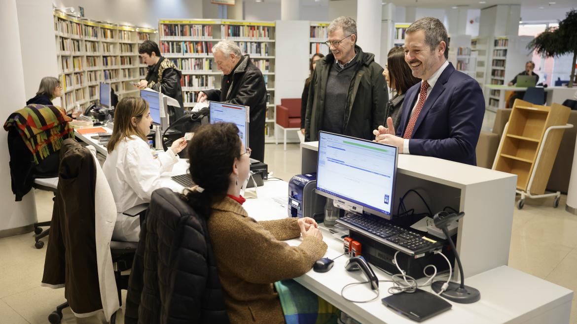 De Paco Serrano visita la biblioteca pública Pedro Salinas El consejero Mariano de Paco Serrano durante su visita a la biblioteca pública Pedro Salinas