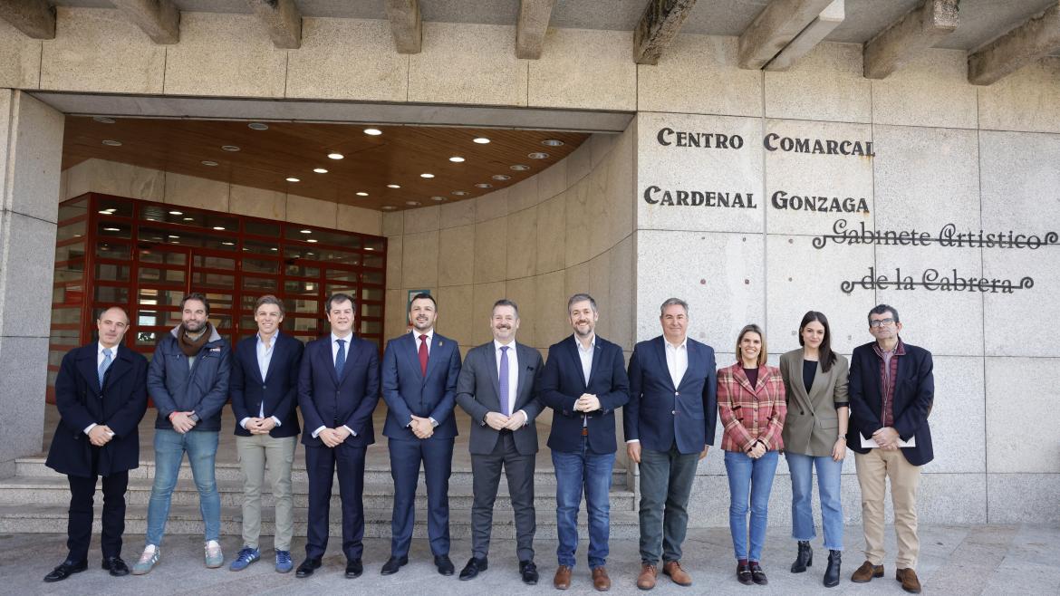 Los consejeros Miguel Ángel García Martín y Mariano de Paco Serrano durante la presentación de la Guía de servicios a municipios
