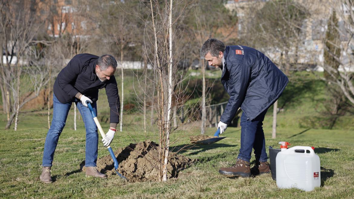 El consejero Miguel Ángel García Martín durante su visita al parque Prado Ovejero de Móstoles