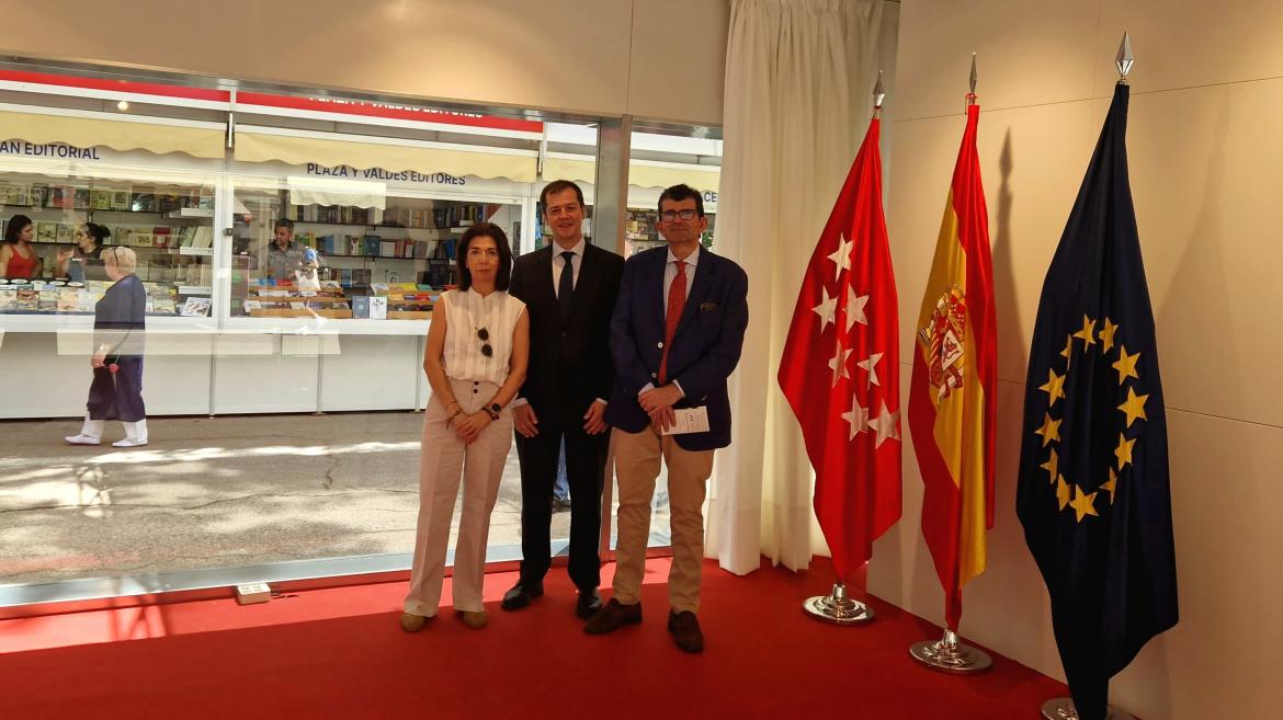 Martín participa en la inauguración oficial de la Feria del Libro de Madrid El viceconsejero Luis Martín en la inauguración oficial de la Feria del Libro de Madrid