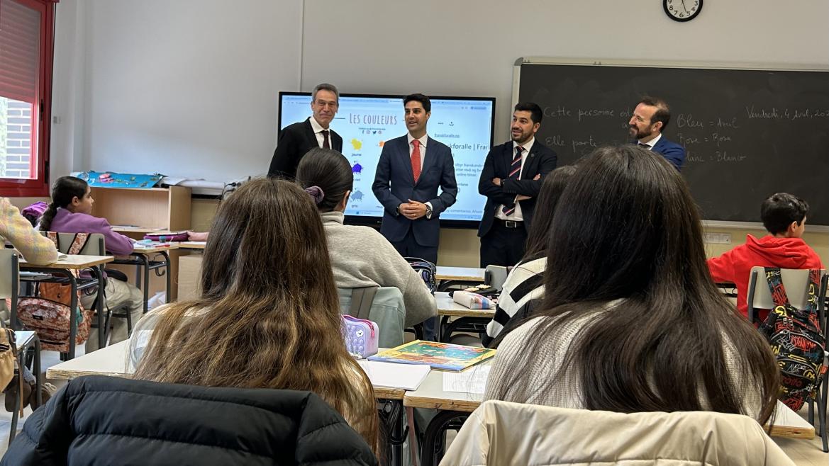 El consejero Emilio Viciana durante su visita al nuevo IES de El Boalo
