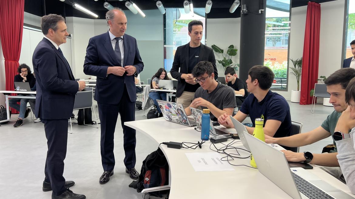 El consejero Miguel López-Valverde durante el I Hackathon