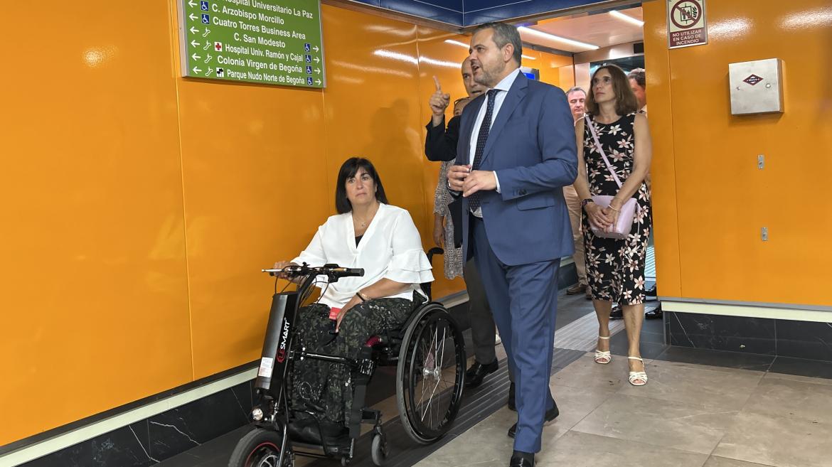 Rodrigo visita la estación de Metro de Begoña El consejero Jorge Rodrigo durante su visita a la estación de Metro de Begoña