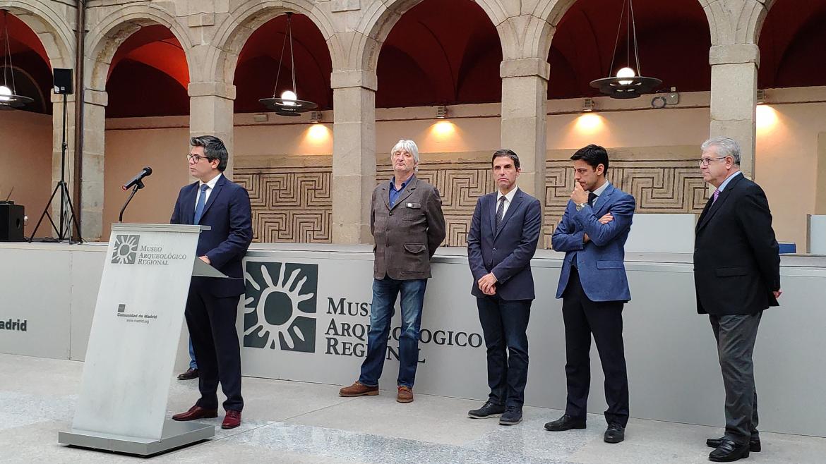 Discurso a pie de micro en el Palacio Arzobispal de Alcalá