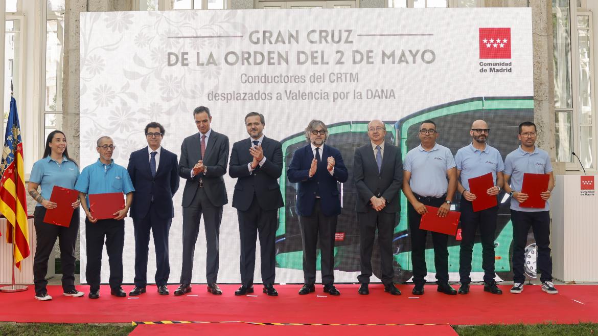 El consejero Jorge Rodrigo con los conductores del CRTM que han ayudado en Valencia por la Dana