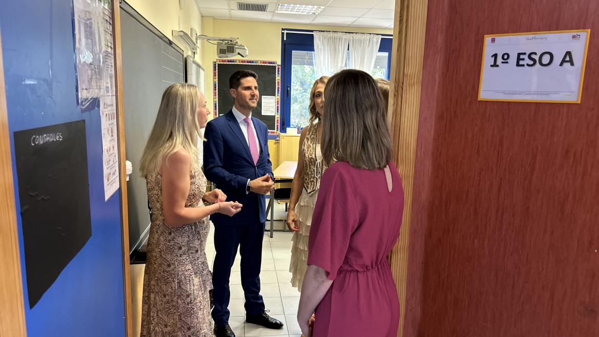 El consejero Emilio Viciana durante su visita al CEIP Ernest Hemingway de Alcalá de Henares