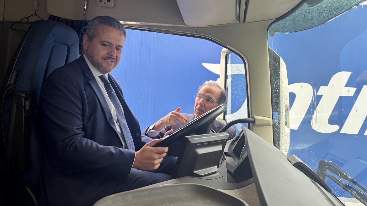 El consejero Jorge Rodrigo durante su visita a la sede de la logística Ontime 