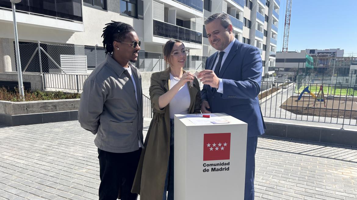 El consejero Jorge Rodrigo durante la entrega de llaves a familias adjudicatarias de viviendas del Plan Vive en Valdebebas