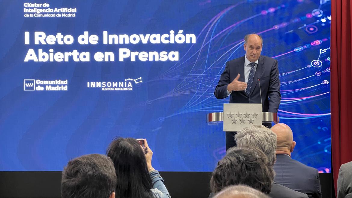 El consejero Miguel López-Valverde en el I Programa de Innovación Abierta en Prensa del Clúster de IA