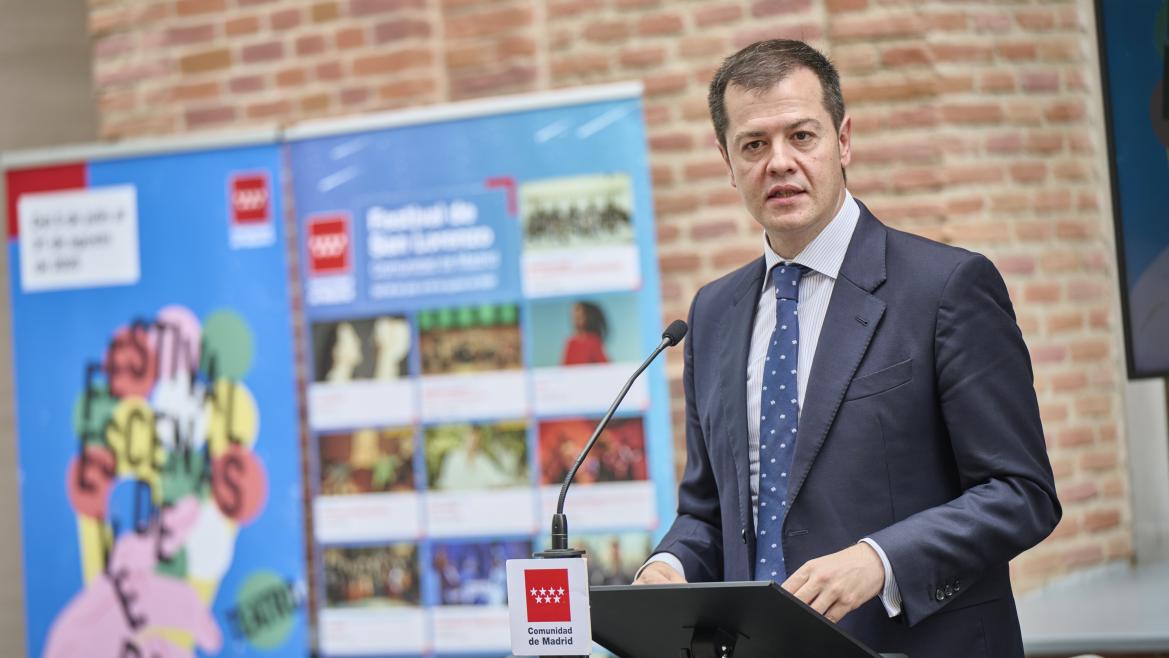 Martín Izquierdo presenta los festivales Escenas de Verano y Festival de San Lorenzo El viceconsejero Luis Martín Izquierdo durante la presentación de los festivales Escenas de Verano y Festival de San Lorenzo