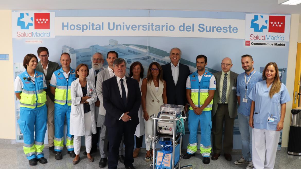 El consejero Ruiz Escudero con el personal del hospital