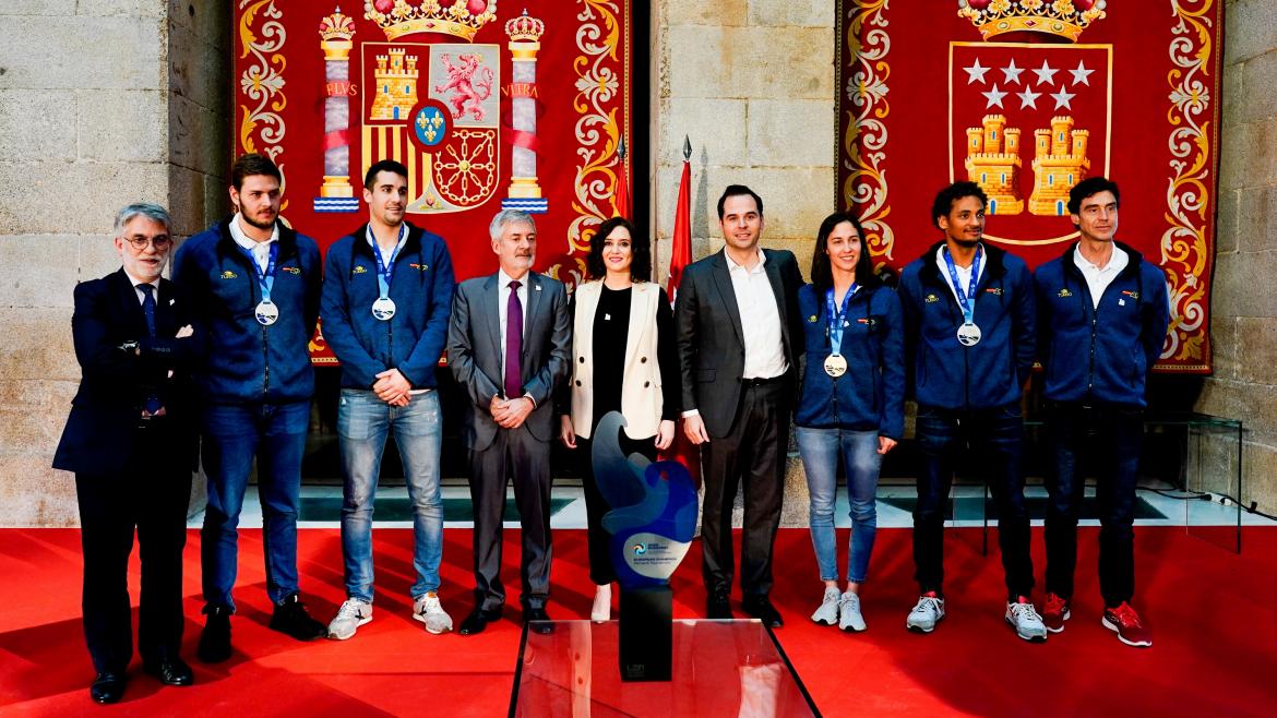 Isabel Díaz Ayuso con los jugadores de Waterpolo