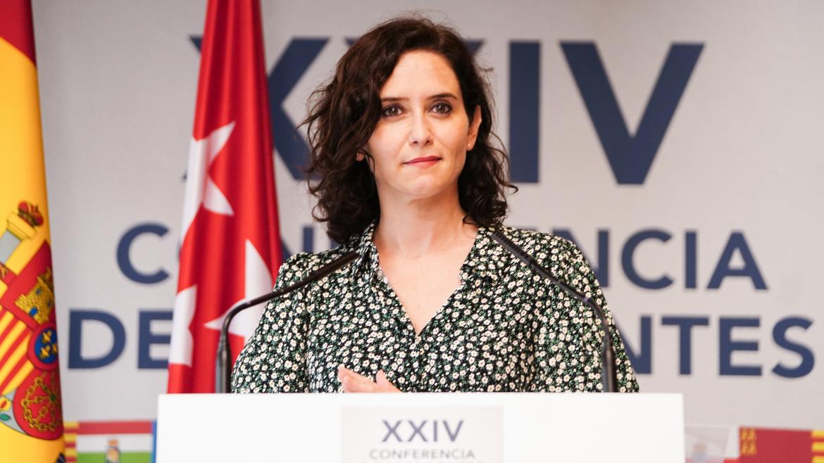 Isabel Díaz Ayuso en rueda de prensa tras la XXIV Conferencia de Presidentes Autonómicos Presidenta de la Comunidad de Madrid hablando desde un atril