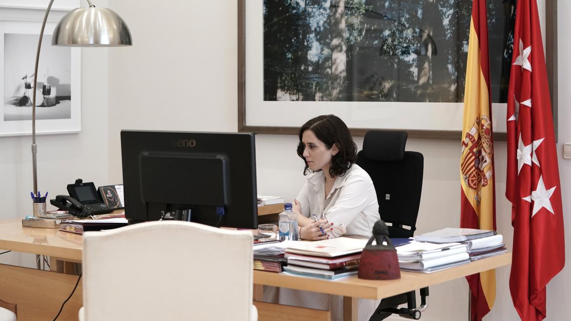 Díaz Ayuso: “Ruego encarecidamente material para salvar vidas y proteger a los profesionales sanitarios” Isabel Díaz Ayuso durante la videoconferencia con Pedro Sánchez