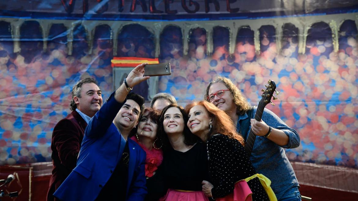 Isabel Diaz Ayuso durante la vista al rastrillo