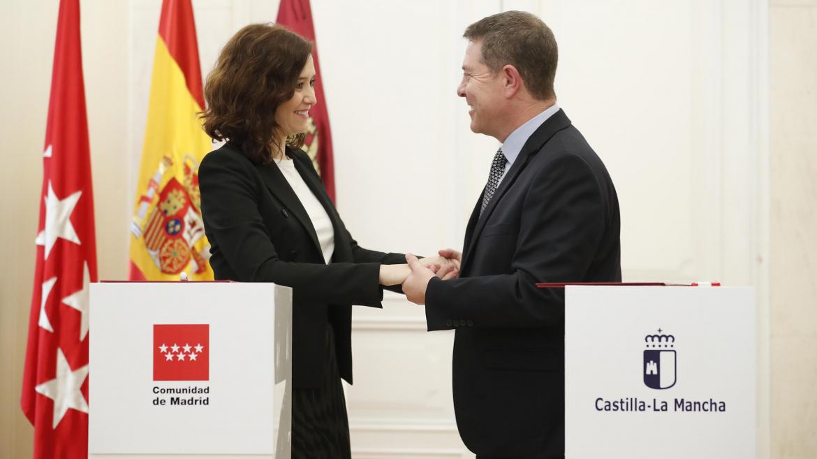 Isabel Díaz Ayuso durante la firma con García-Page del convenio para la prórroga del abono transporte entre ambas regiones en 2020 
