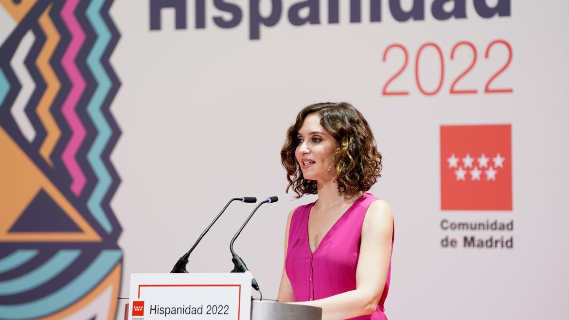 La presidenta vestida de fucsia en el atril