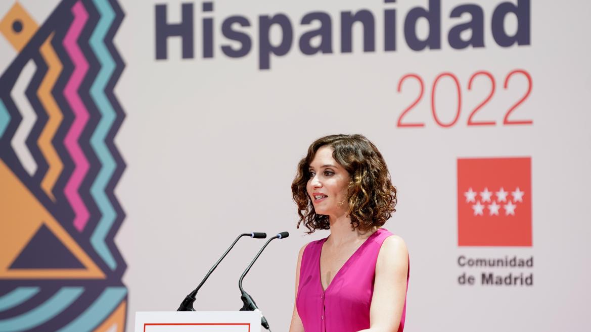 La presidenta vestida de fucsia en el atril