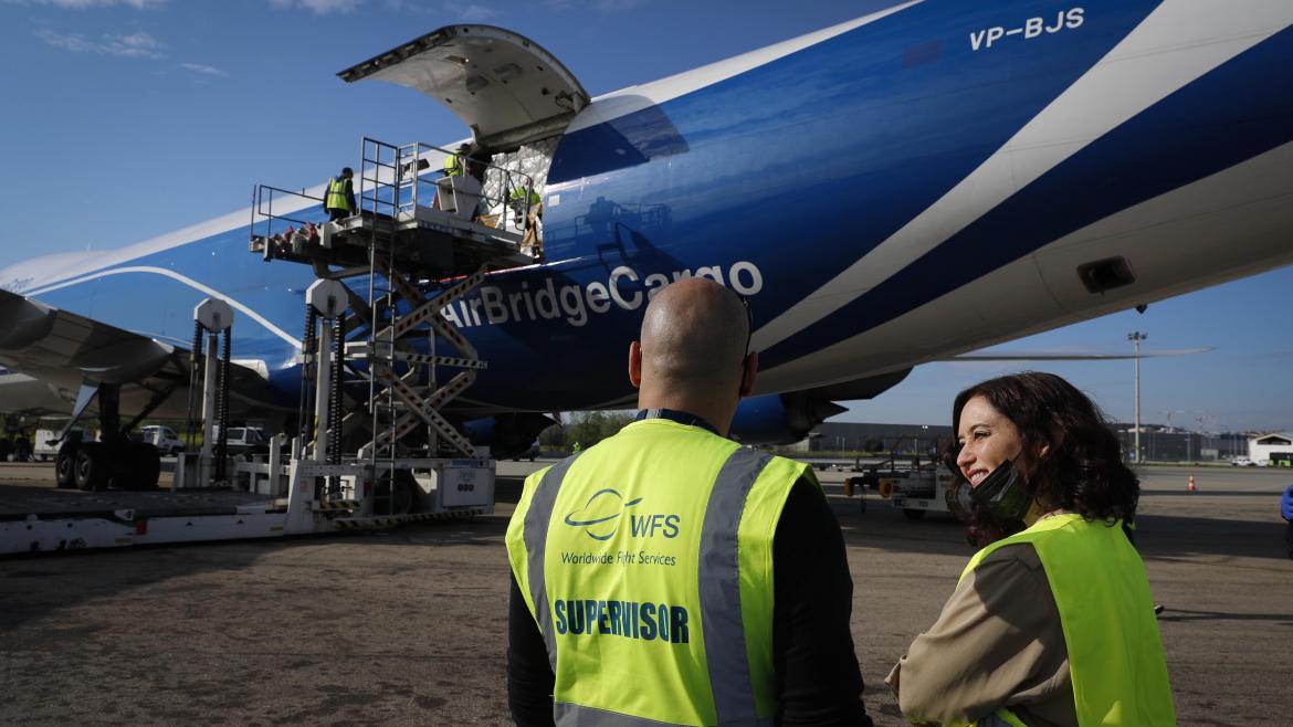 Díaz Ayuso recibe carga récord de 113 toneladas de material ...