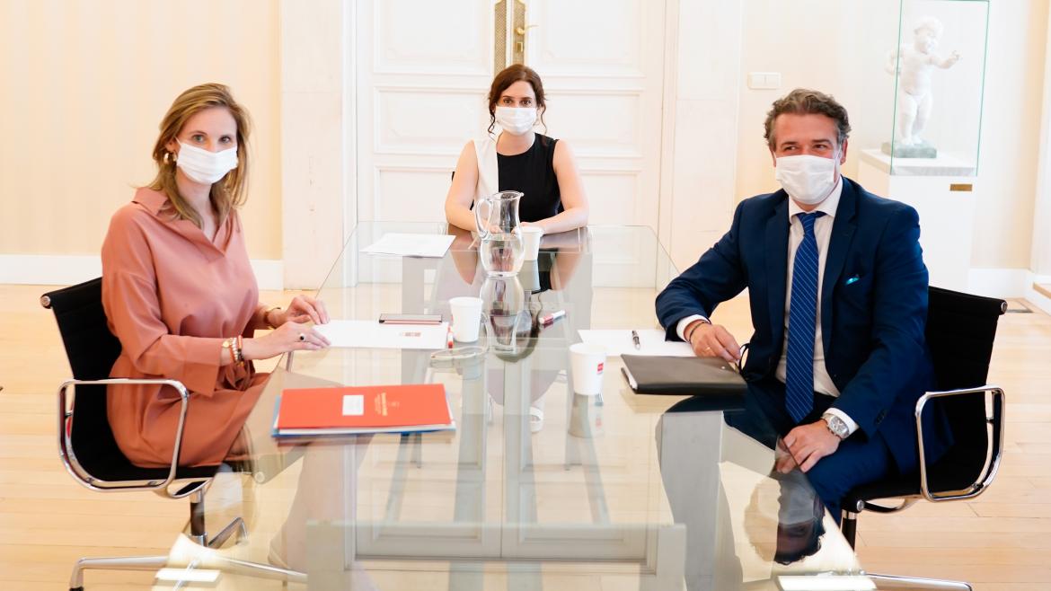 Isabel Díaz Ayuso durante la reunión con el presidente del Consejo Regulador DO Vinos de Madrid