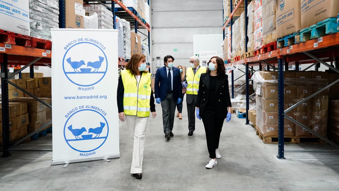 Isabel Díaz Ayuso durante su visita a la sede del Banco de Alimentos en Alcorcón