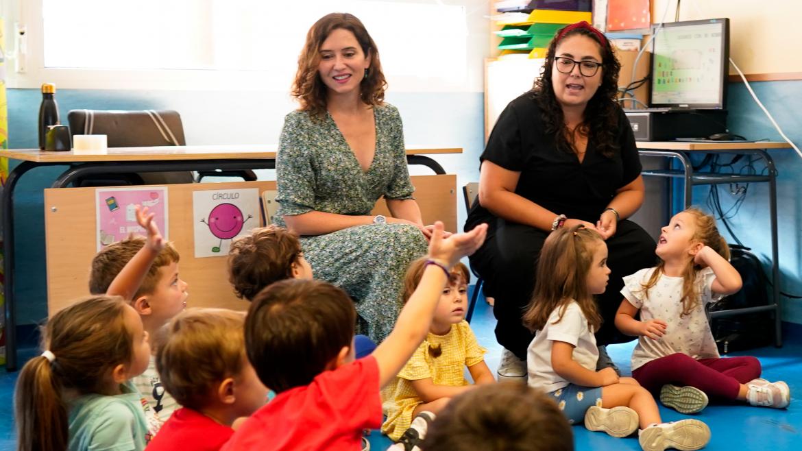 La presidenta recorriendo las clases del colegio