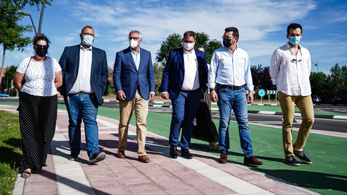 Carlos Izquierdo durante su visita el entorno de la carretera M-301 en el barrio de Perales del Río (Getafe)
