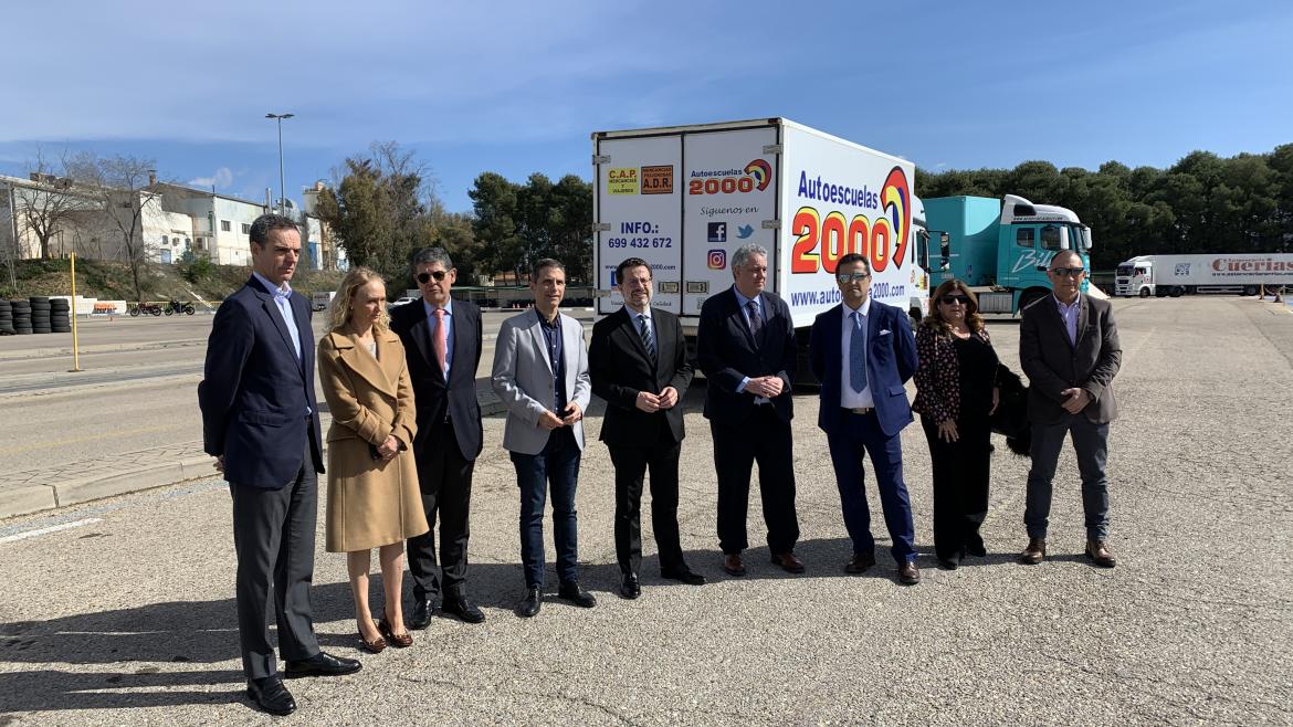 El consejero junto a los principales representantes durante el acto