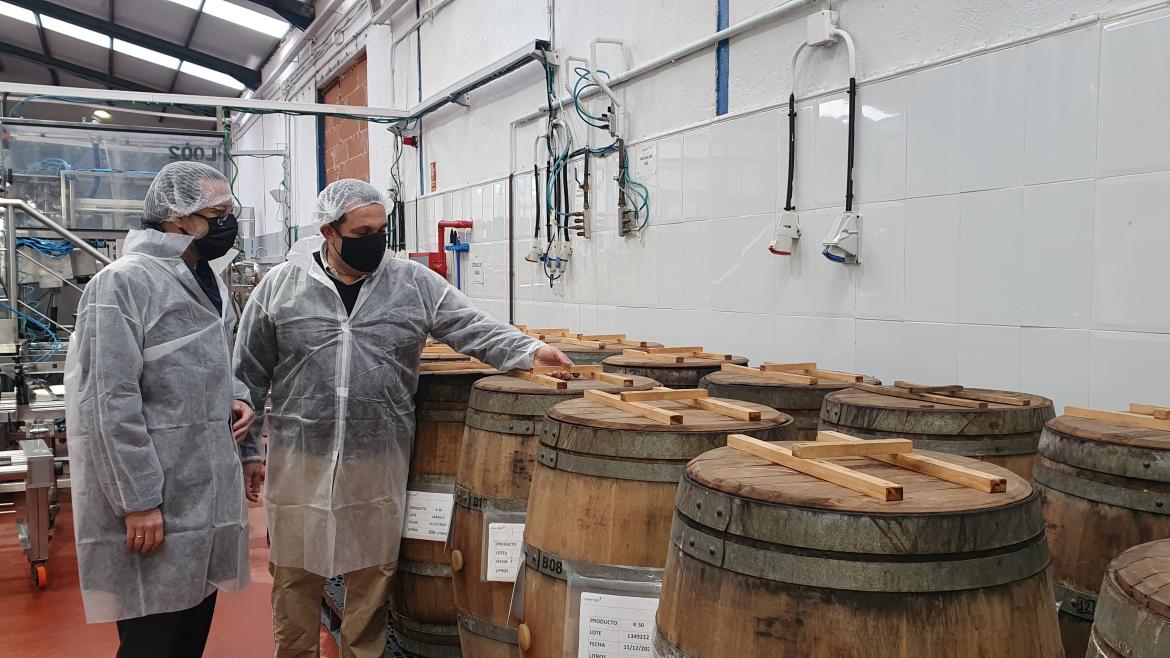 El consejero visitando la bodega